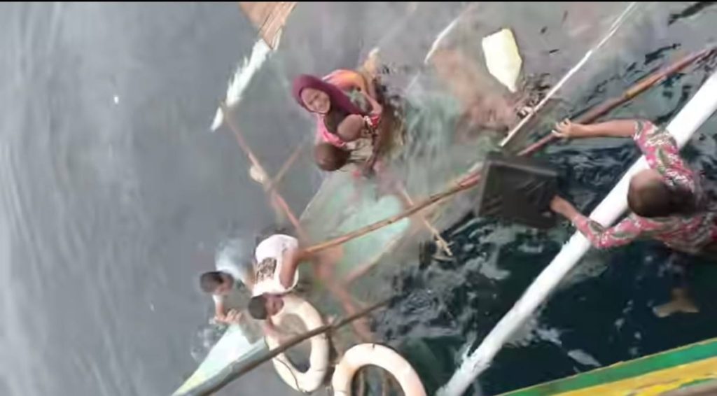 3985 boatsinking9203440404