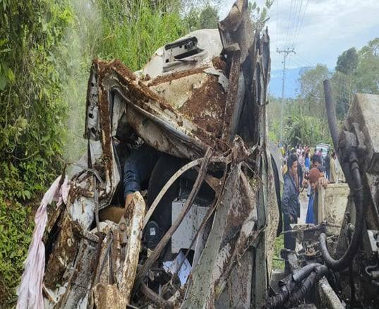 4 Dead, Including 3 Children, as Cement Mixer Truck Crashes in Bansalan ...